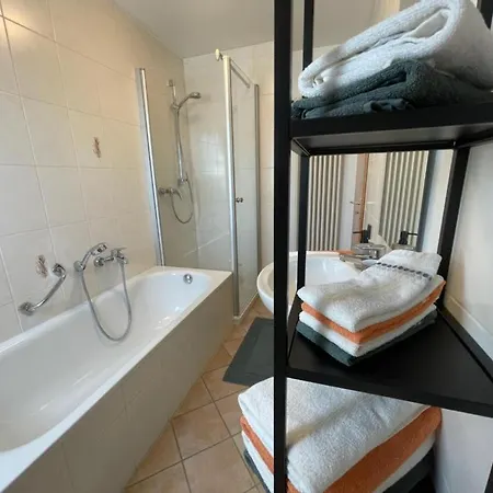 Schoene Mit Viel Platz Und Parkplatz