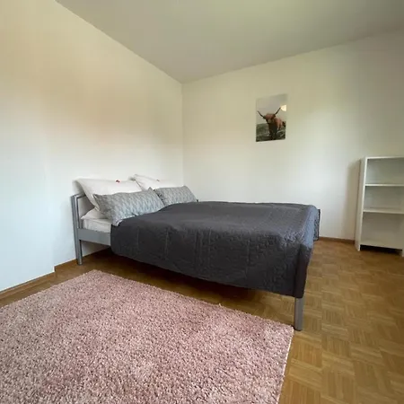 Schoene Mit Viel Platz Und Parkplatz *