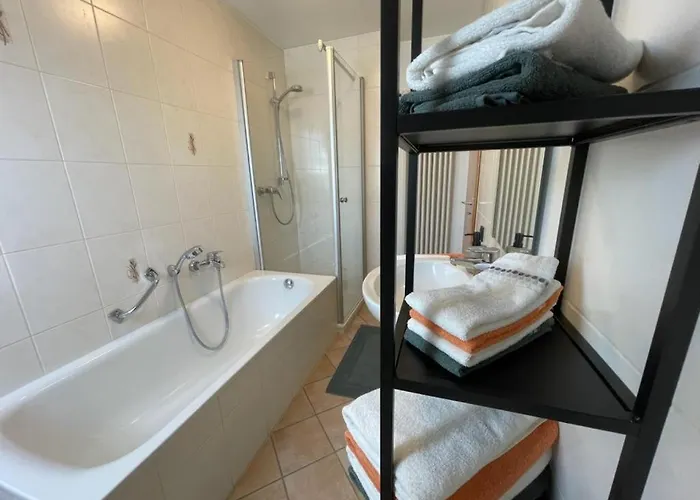 Schoene Mit Viel Platz Und Parkplatz