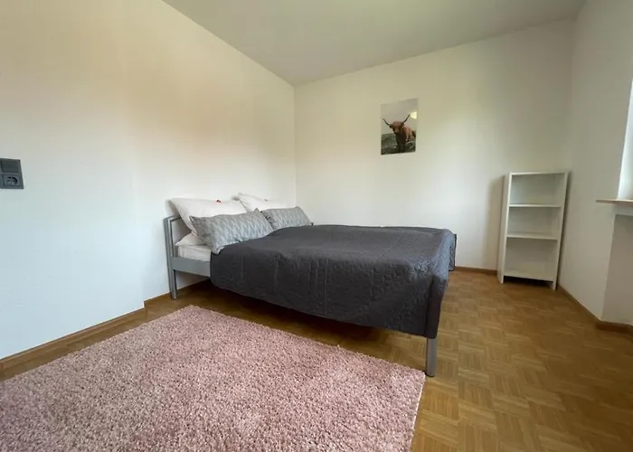 Schoene Mit Viel Platz Und Parkplatz *